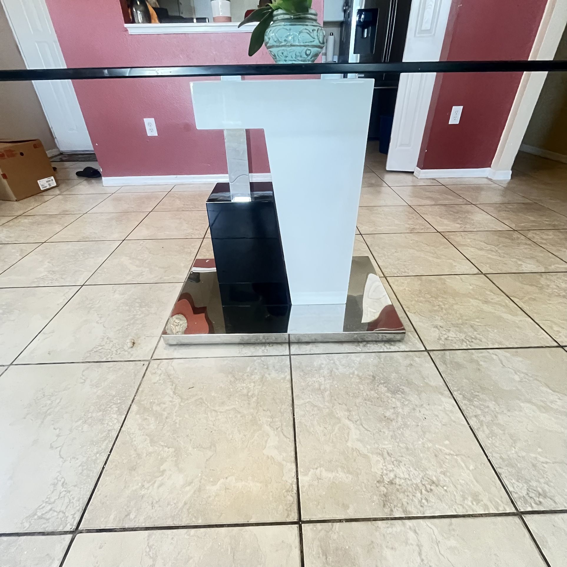 Rectangular glass dining table 