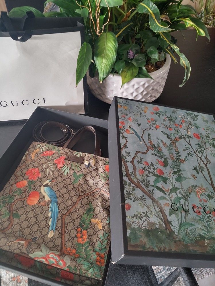 Auth GUCCI GG Supreme Tian Flora Birds Tote