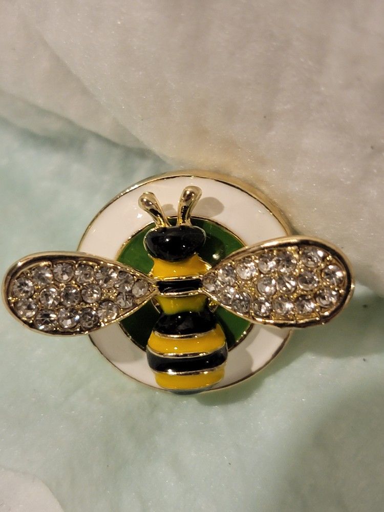 Beautiful Betsey Jonson Brooch. Gold Tone.
