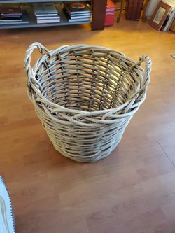 WICKER LARGE BASKET LAUNDRY STORAGE 18"X18" In Good Condition W