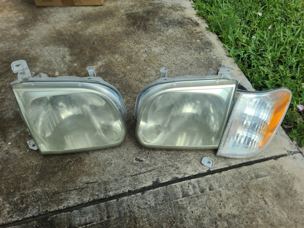 2005 Toyota Tundra Headlights & Leftside Corner Light(FREE)