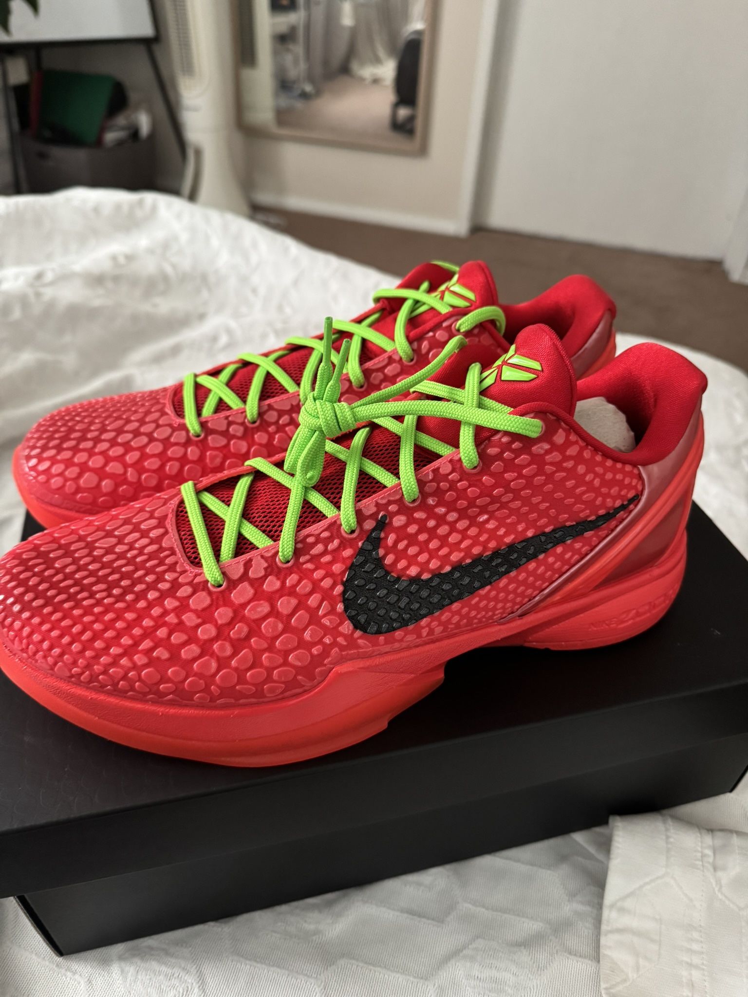 Reverse Grinch Nike Kobe Size 13