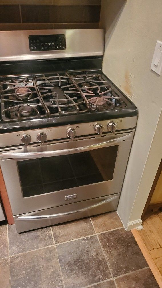 Frigidaire Gas Stove 5 Burner &Griddle 