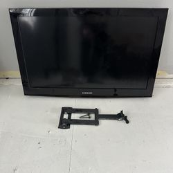 32” Samsung tv with Mount