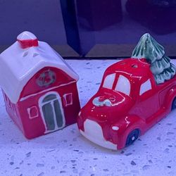 NEW W/ Tags Christmas Ceramic Salt & Pepper Shakers 