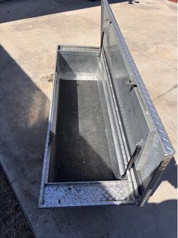 Aluminum tool box, full size pickup