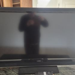 39" VIZIO TV,  With Wall Mount Included, Remote Everything Works Great