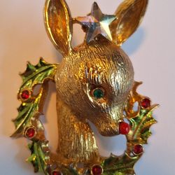 Add a touch of vintage elegance to your collection with this beautiful Napier butterfly brooch, dating from approximately 1965–1975.

Crafted in a stu