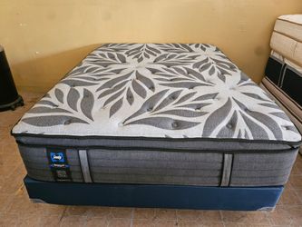 Sealy Posturpedic Queen Mattress And Box Spring 🌙