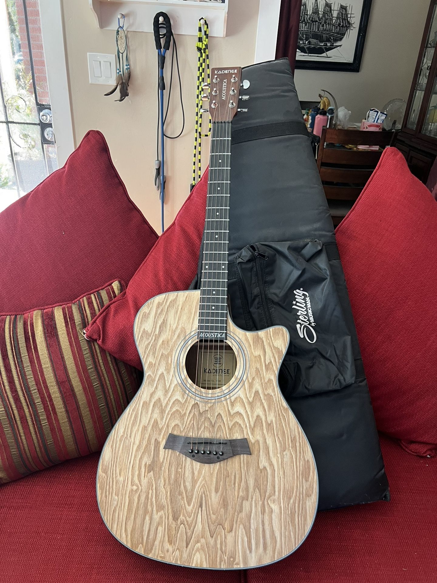 KADENCE ACOUSTICA GUITAR WITH A CASE