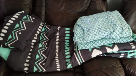 Twin size comforter with set of sheets and 1 pillow case