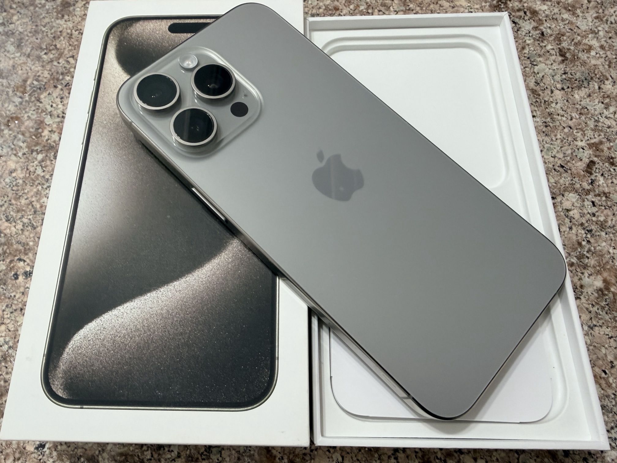 Like New iPhone 15 Pro Max Unlocked 256gb Natural Titanium T-Mobile/Sprint At&t Verizon Metro Boost Mint Cricket Wireless Ready