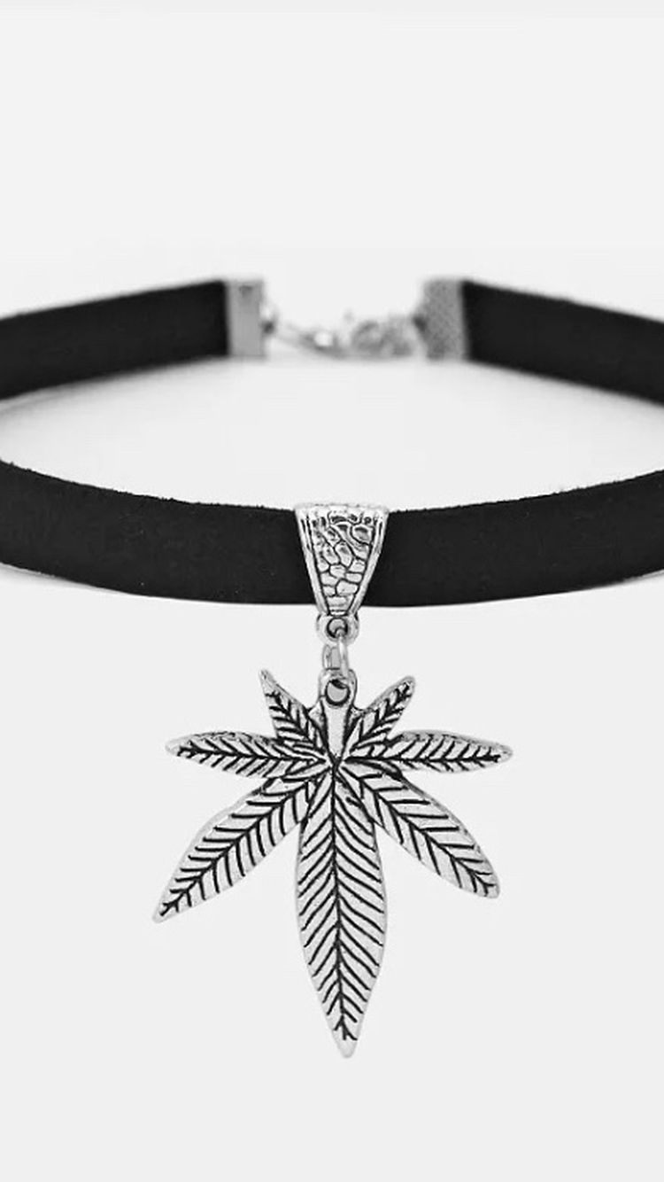 Leaf Pendant Choker Necklace