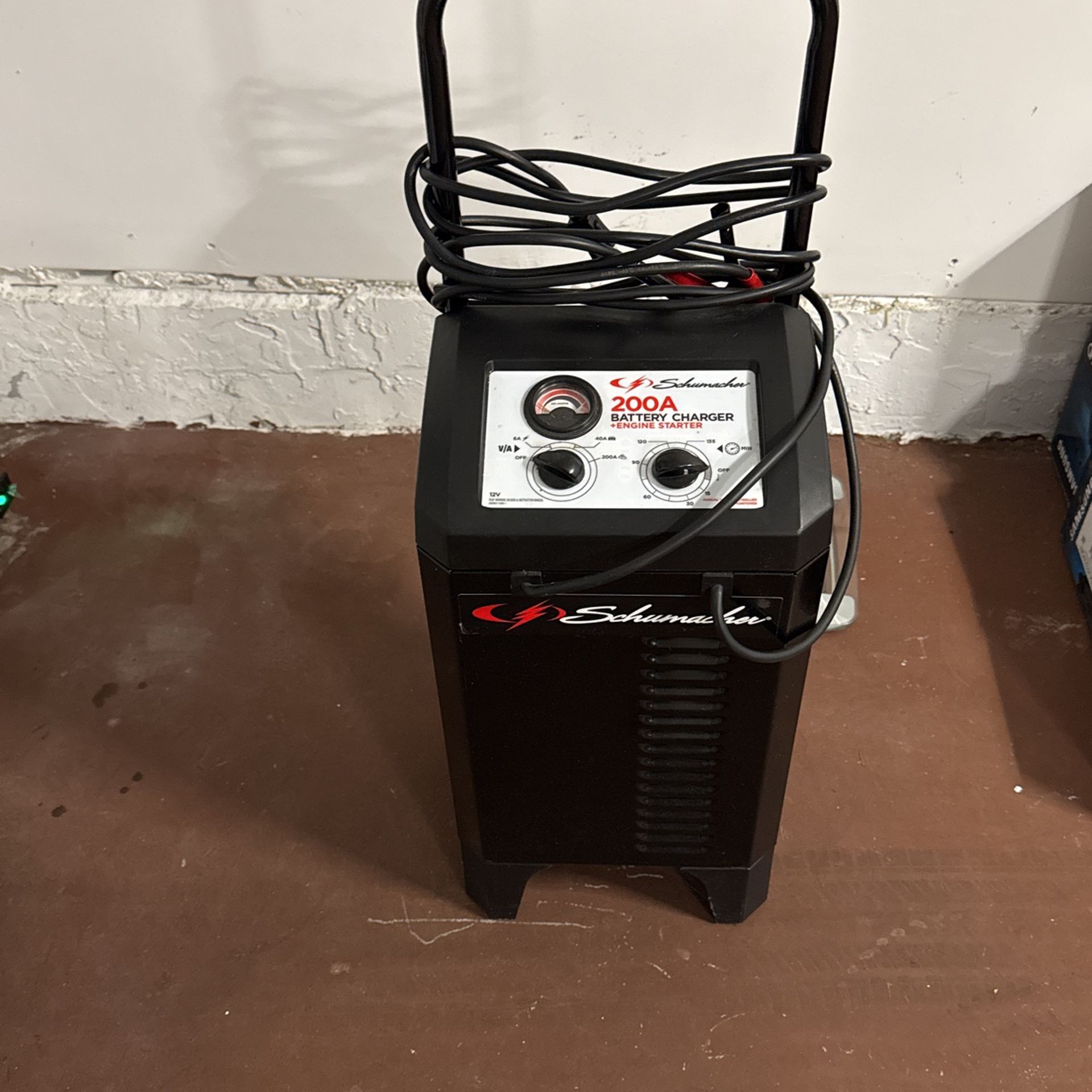 200 Amps Battery Charger Almost New 120$