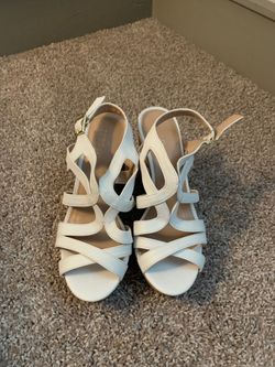 White wedges sandals (brand:BCBG - size:7)