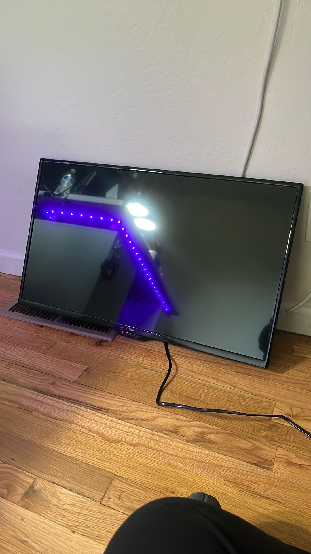 32” Insignia LED TV