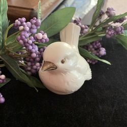 #CV73 Goebel Sparrow in White Bisque Gold Beak