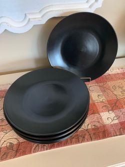 6 black dinner Plates