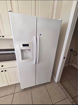 Side-by-Side Refrigerator with Ice Maker and water