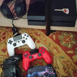 PS4 , 4 Controllers And Headset 