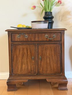 Drexel Heritage “Devoncourt” Mahogany Side Table / Nightstand