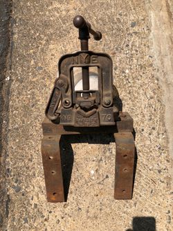 Pipe vise with mounting brackets, heavy duty
