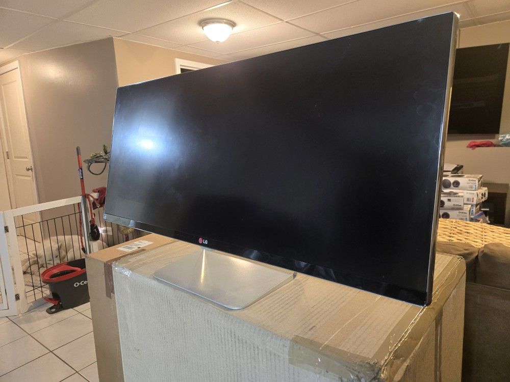 LG 34" Wide 4k LED Monitor For Parts Or Repair