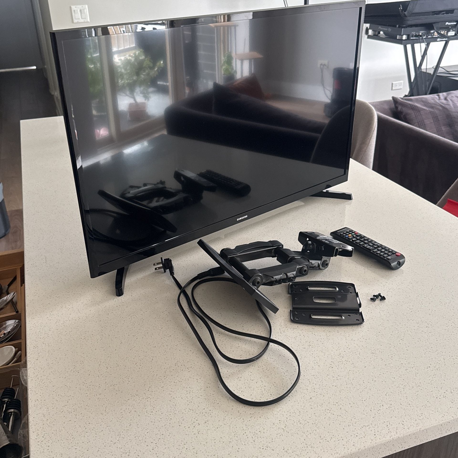 Samsung 720P Smart LED TV, 32"