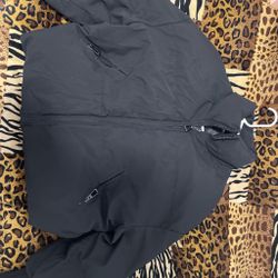 Black puffer coat, crew round puff neck piece. Tightening string at the bottom of puffer coat.
