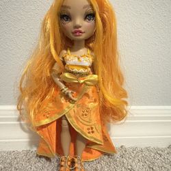 Rainbow High Meena Fleur – Series 4 – Excellent Condition – Jewelry Included
