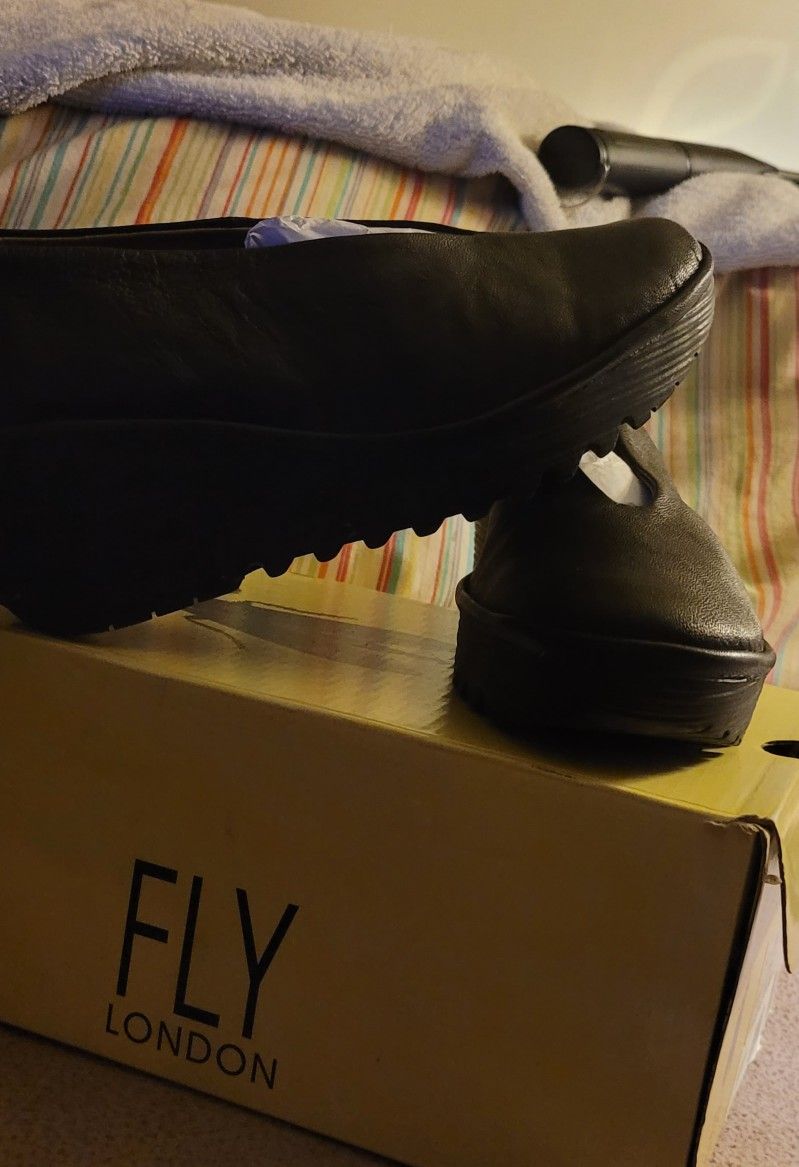 https://offerup.com/redirect/?o=Rmx5LmNvbQ== Yaz, Leather, Black ,Wedge Shoes. Slip Resistant 