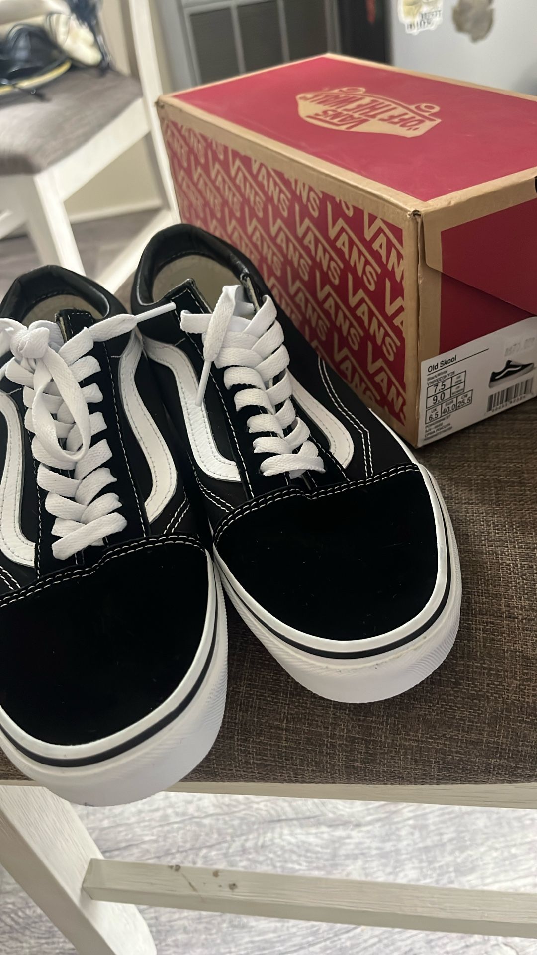 7.5 Men 9.0 Women’s Old Skool Vans.