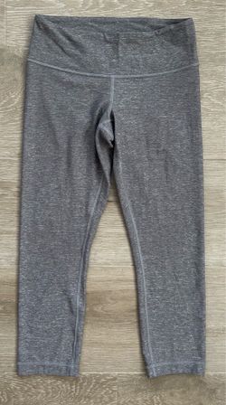 Lululemon Size 6 Gray Cropped Leggings Yoga Pants