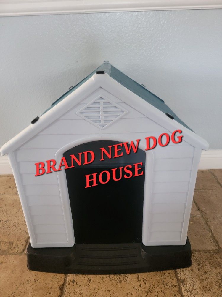 NEW IN BOX medium Dog House Raised Base All Weather Water