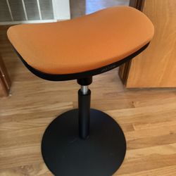 UPLIFT DESK Saddle Stool