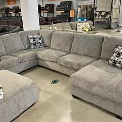 SPECIAL] Ballinasloe Platinum RAF Sectional

by Ashley Furniture