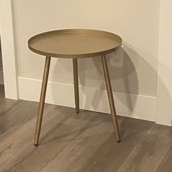 Round Side/Nightstand/Accent Table With  The Sturdy Matte Gold Metal Base H19”And 18.5” In Diameter 