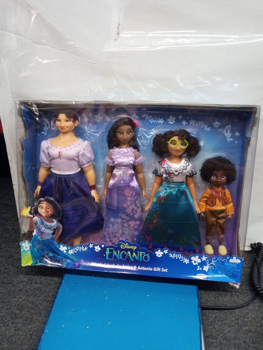 Disney Encanto Mirabel, Isabela, Luisa & Antonio Fashion Doll Gift Set.