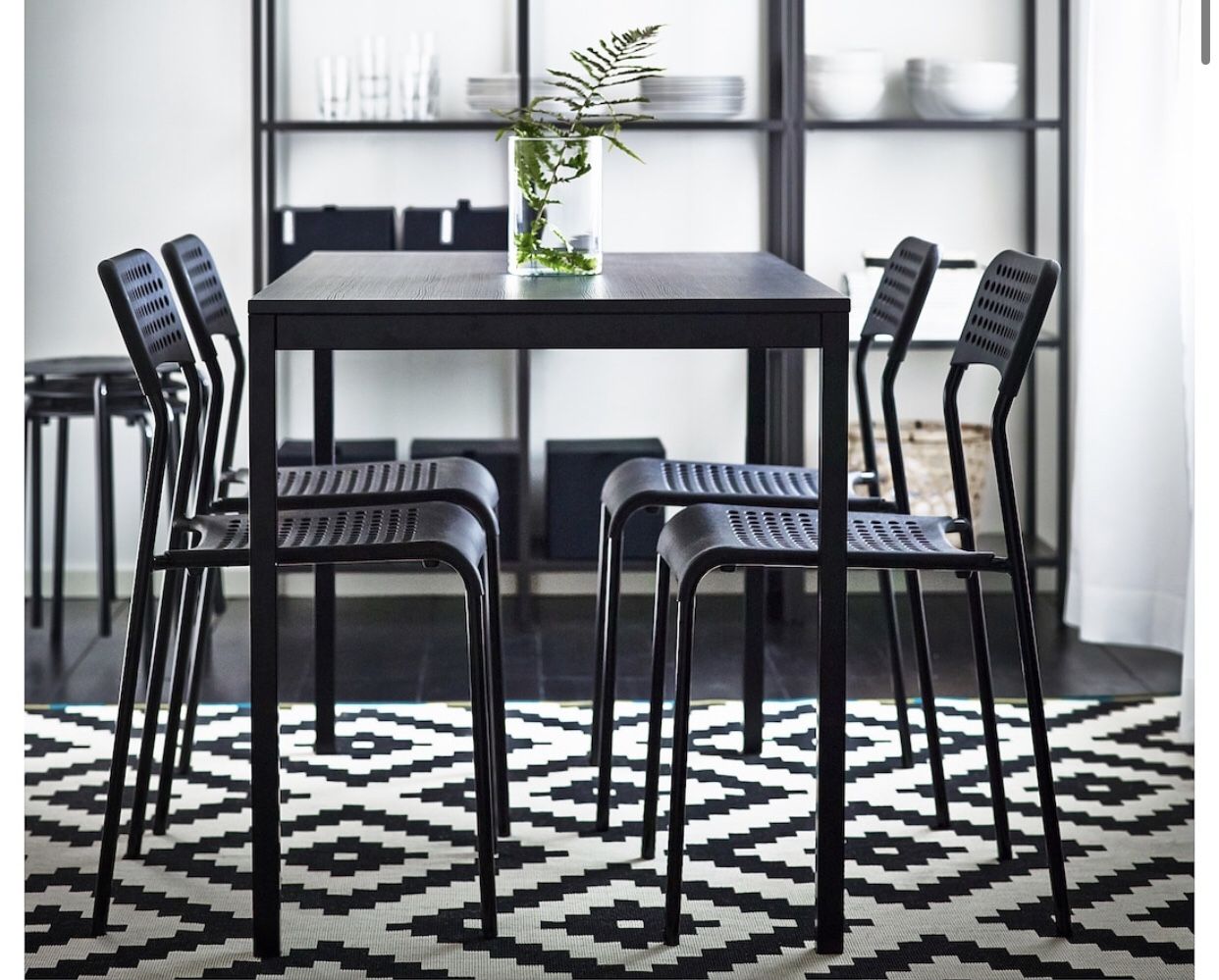 Table, black, 43 1/4x26 3/8 " with 4 chairs