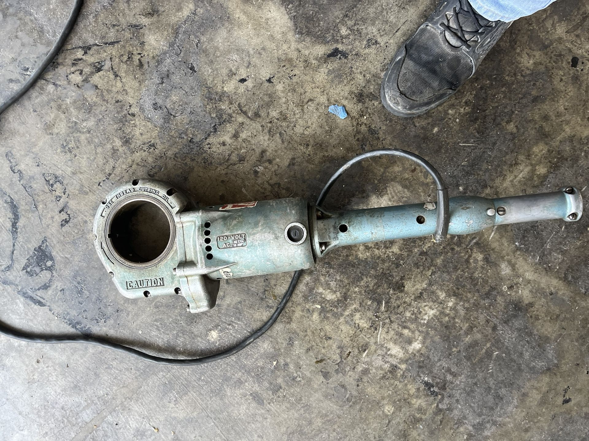 Pipe Threatening Machine