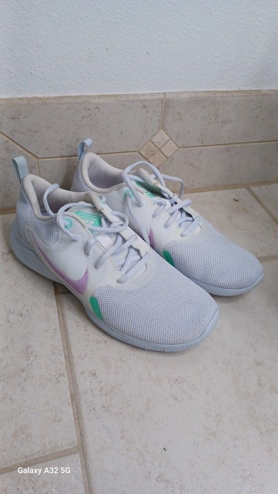 Women's Nike Flex Size 9R