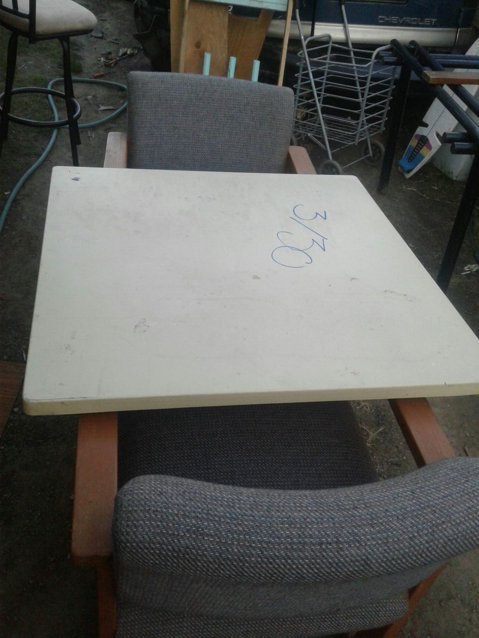 mesa y dos sillas