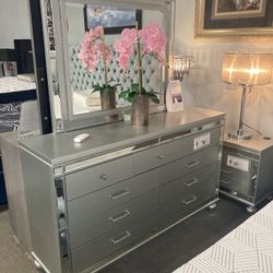 Dresser Mirror Nightstand! ⭐️🏠🚨 Easy Financing! 📲