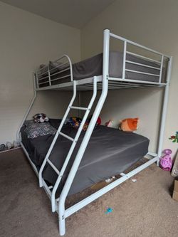 Metal bunk bed // Litera de metal