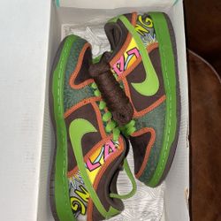 Nike Duck LOW PRM DLS SB QS size 6.5 worn about 6x comes with box and extra pair of lace. Authentic DE LA SOUL 2015