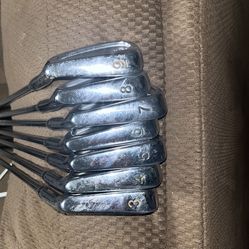 Walter Hagen Golf Clubs. 3 iron - 9 iron Used one time