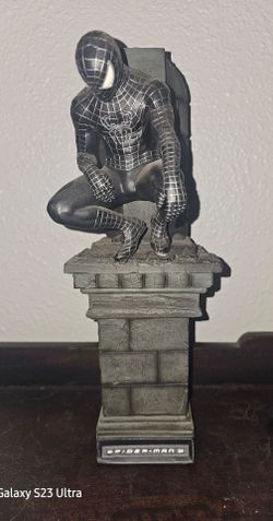 Spiderman statue