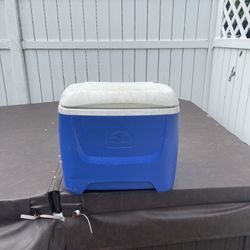 BLUE AND WHITE IGLOO ROLLING COOLER WITH ADJUSTABLE HANDLE