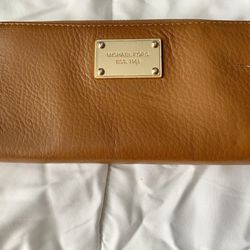 Michael Kors Brown Leather Wallet / best condition 