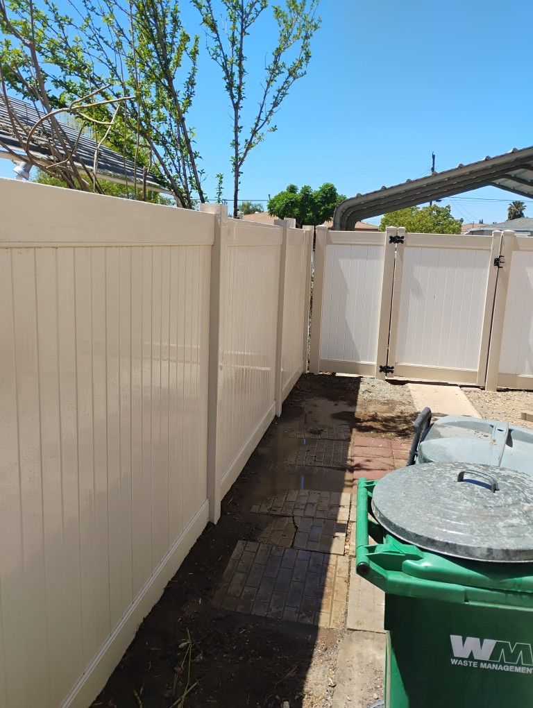 Vinyl Fence y Gates .